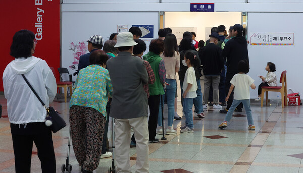 제21대 대통령 선거일인 3일 부산진구청에 마련된 부암 1동 제4투표소에서 유권자들이 투표하기 위해 길게 줄을 서 있다. 2025.6.3. 연합뉴스