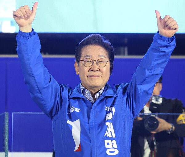 더불어민주당 이재명 대선 후보가 선거를 하루 앞둔 2일 서울 여의도공원 마지막 유세에서 연설을 마친 뒤 시민들에게 인사하고 있다. 2025.6.2. 연합뉴스