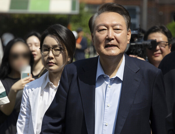 내란으로 파면된 전직 대통령 윤석열과 그의 부인 김건희가 21대 대통령 선거일인 3일 서울 서초구 원명초등학교에 마련된 서초4동 제3투표소에서 투표를 마친 뒤 차량으로 향하고 있다. 2025.6.3 [공동취재] 연합뉴스