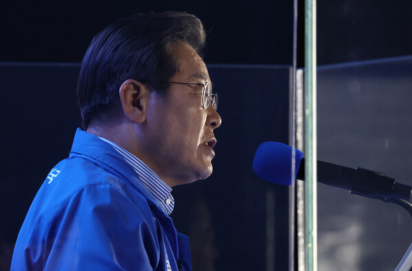 더불어민주당 이재명 대선 후보가 선거를 하루 앞둔 2일 서울 여의도공원 마지막 유세에서 이 후보의 '빛의 혁명' 완성을 위한 승리에 대한 연설을 하고 있다. 2025.6.2. 연합뉴스