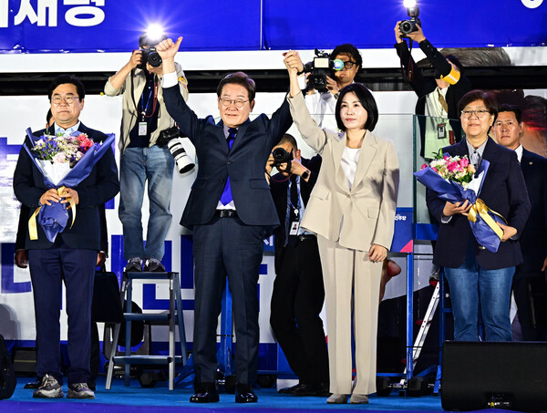 제21대 대통령 당선이 확실시되는 더불어민주당 이재명 대선 후보와 부인 김혜경 여사가 4일 서울 여의도 국회 인근에서 당 주최로 열린 국민개표방송 행사에 참석해 시민들을 향해 인사하고 있다. 2025.6.4 [공동취재] 연합뉴스