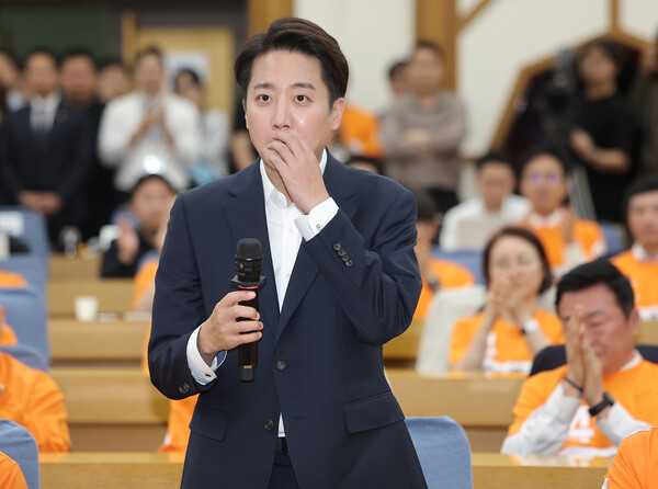 개혁신당 이준석 대선 후보가 3일 방송 3사 출구조사 발표를 확인한 뒤 서울 국회 여의도 의원회관에 마련된 당 개표상황실에 도착해 소감을 밝히고 있다. 2025.6.3. 연합뉴스