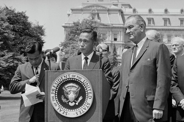 5.16 군사 쿠데타 4년 후 린든 존슨 대통령의 초청으로 미국을 국빈 방문한 박정희 대통령. 1965년 5월 17일 알래스카를 거쳐 워싱턴에 도착한 박정희가 백악관 환영 행사에서 인사말을 하고 있다. 이 방문에서 한국의 베트남 전쟁 참전의 밑그림이 그려졌다. (Public Domain)