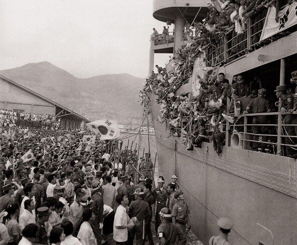 베트남으로 떠나는 한국군 병사들을 시민들이 환송하고 있다. 한국군이 철수한 1973년까지 30만 명 이상의 병사들이 베트남 전쟁을 경험했다. 약 5000명이 생명을 잃었다. (대한민국 정부 기록사진집)