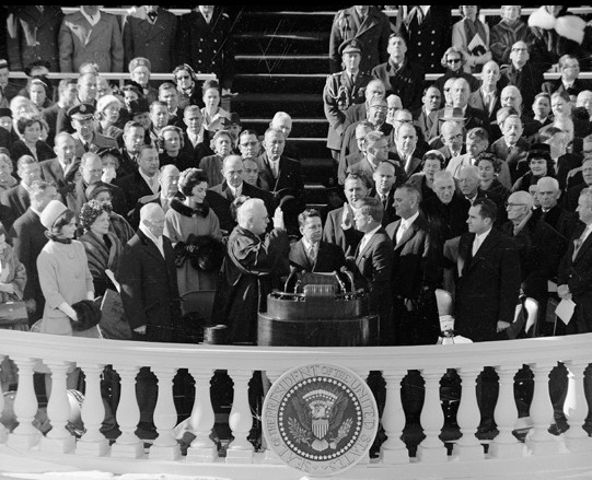 1961년 1월 20일 취임 선서를 하는 존 에프 케네디 대통령. 이어진 취임사에는 그는 “우리는 자유를 지키고 키워나가기 위해 어떤 대가라도 치를 것이며, 어떤 짐도 질 것이며, 어떠한 어려움에도 맞서 우방을 지지하고 어떤 적에게도 저항하겠다”고 선언했다. 베트남을 포함해 냉전의 투쟁 공간을 극대화했다는 평가를 받는다. (Public Domain)