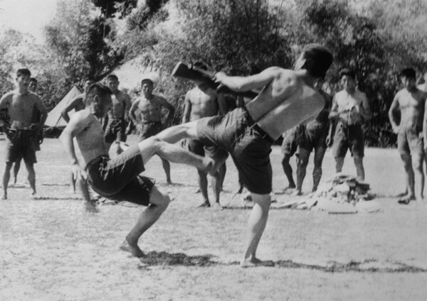 베트남에 파병된 한국군은 강한 군대라는 이미지 만들기에 적극적이었다. 태권도로 훈련된 한국군을 “베트콩”들이 겁을 내고 피한다는 메시지가 담겨있는 청룡부대 대원들의 백병전 훈련 모습 (Warfare History Network)