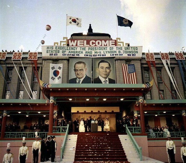 1966년 10월 서울을 방문한 린든 존슨 대통령 환영식장 모습. 미국은 더 이상 한국을 “불안정한 의붓자식”으로 보지 않았다. 베트남 전쟁에 참전한 한국을 아시아 자유세계의 선봉으로 치켜세웠다. (Lyndon B. Johnson Presidential Library)