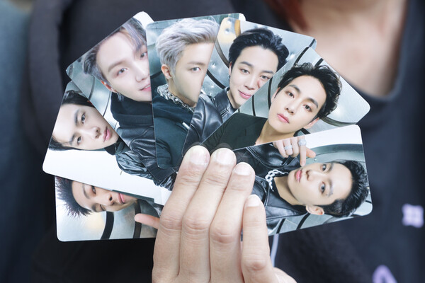 방탄소년단 팬(아미)들이 13일 오전 서울 송파구 잠실종합운동장 일대에서 방탄소년단 데뷔일기념 축제 '2024 FESTA'에서 기념품을 내어보이고 있다. 2024.6.13. 연합뉴스