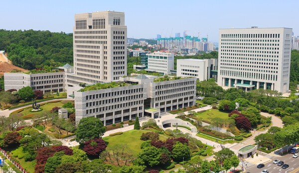 사법개혁과 검찰개혁을 주요 공약으로 내세운 이재명 대통령이 4일 임기를 시작함에 따라 사법부는 물론 수사기관에 큰 변화가 예상된다. 대법관수를 14명에서 30명으로 늘리는 내용의 법원조직법 개정안은 4일 국회 법사위 법안심사소위원회를 통과한 상태다. 문재인 전 대통령 임기 때 미완으로 끝난 '검수완박(검찰 수사권 완전 박탈)'이 수사·기소를 분리하고 수사기관의 전문성을 확보하겠다는 공약을 내세운 이재명 정부에서 완성될지 관심이 집중되고 있다. 사진은 5일 서울 서초구 대법원(왼쪽)과 대검찰청 모습. 2025.6.5. d연합뉴스