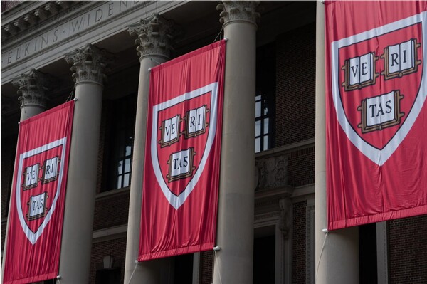 하버드대학. 트럼프 대통령은 4일 하버드대 유학생에 대한 신규 비자 발급 중지 조치를 발표했다.  뉴욕타임스 6월 4일 