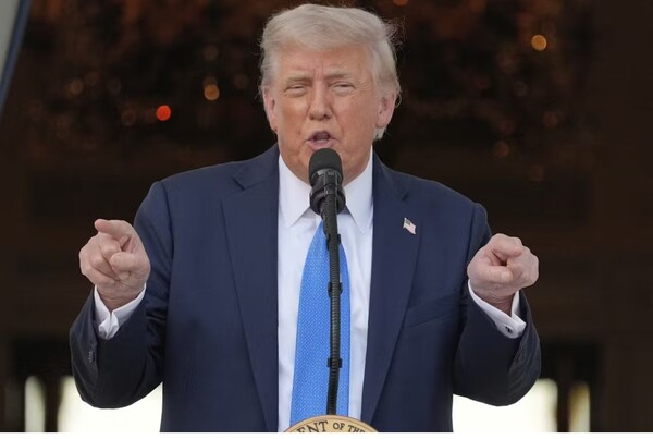 4일 중국이 미국 일류대학에서 정보를 수집하기 위해 자국 유학생들을 악용하고 있다고 주장하는 트럼프 대통령.  AP 일본경제신문 6월 5일