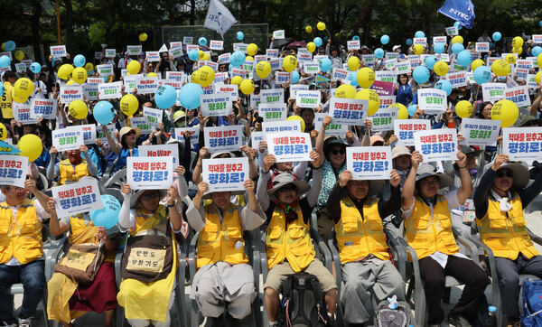 5월 19일 강원도 고성군 통일전망대에서 평화로운 대통령선거를 통한 성숙한 민주사회 건설과 남북한 평화 회복을 기원하며 385km 도보 순례에 나선 7대 종교 성직자들이 6일 경기도 파주시 문산읍 임진각 평화의 종 앞에 도착한 뒤 한반도 평화 기원 구호를 외치고 있다. 2025.6.6. 연합뉴스