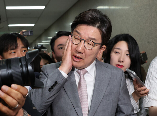 국민의힘 권성동 원내대표가 5일 서울 여의도 국회에서 국민의힘 비상대책위원장실을 나와 원내대표실로 향하던 중 몰려든 취재진의 카메라에 부딪힌 얼굴을 만지고 있다. 2025.6.5. 연합뉴스