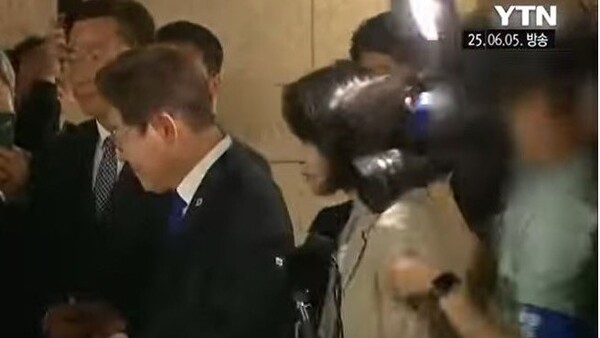 3일 오후 11시 40분께 인천시 계양구 자택을 나와 시민들과 인사하는 이재명 더불어민주당 대선 후보와 부인 김혜경 여사. mbn 카메라기자가 김 여사를 밀치며 지나가고 있다. YTN 방송화면 캡쳐.