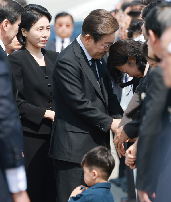 이재명 대통령이 6일 서울 동작구 국립서울현충원에서 열린 70회 현충일 추념식에 입장하며 한 유족을 위로하고 있다. 이 대통령은 이날 현충일 추념식에 고(故) 박진우 중령, 고 이태훈 소령, 고 윤동규 상사, 고 강신원 상사의 유족과 지난해 12월 서귀포 감귤창고 화재 현장에서 순직한 고 임성철 소방장의 유족을 초청했다. 2025.6.6 [대통령실통신사진기자단] 연합뉴스