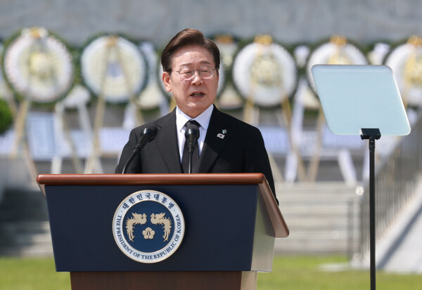 이재명 대통령이 6일 서울 동작구 국립서울현충원에서 열린 70회 현충일 추념식에서 추념사를 하고 있다. 2025.6.6 [대통령실통신사진기자단] 연합뉴스