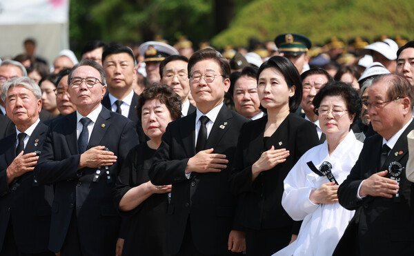 이재명 대통령과 김혜경 여사가 6일 서울 동작구 국립서울현충원에서 열린 70회 현충일 추념식에서 국기에 경례하고 있다. 2025.6.6 [대통령실통신사진기자단] 연합뉴스