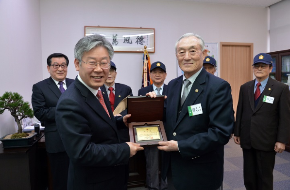 2013년 4월 10일 이재명 성남시장이 6·25참전유공자의 발전과 복지 증진에 애쓴 공로로 대한민국 6·25참전유공자회 박희모 회장으로부터 감사패를 받고 있다. 사진=성남시