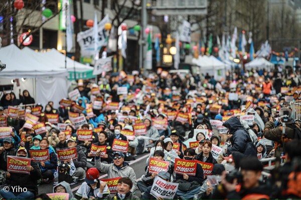 촛불승리전환행동(촛불행동)은 5일 오후 4시 서울시 중구 시청역에서 '민주 정부건설 내란세력청산 134차 촛불대행진'을 개최했다. 이호작가. 2025.04.05