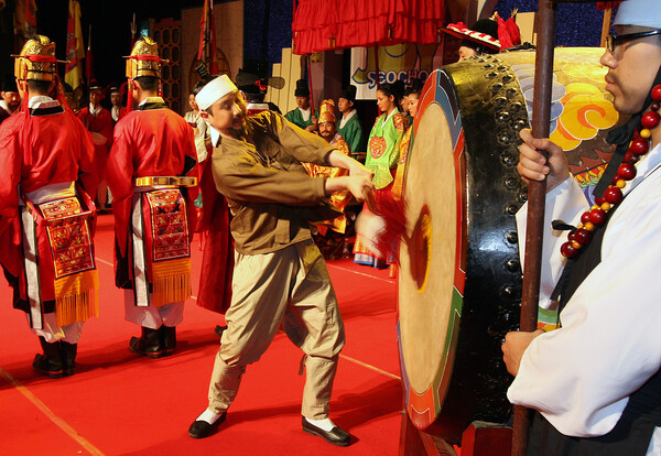 서울 서초문화회관에서 연극인들이 조선시대 백성들의 억울함을 임금에게 직접 고하였던 태종의 신문고 상소과정을 극형식으로 재현하고 있다. 2007.5.16. 연합뉴스