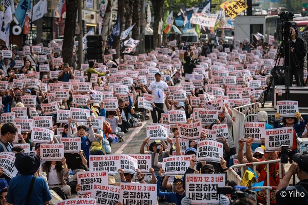 촛불전환승리행동이 31일 서울 교대역 9번 출구에서 제142차 촛불대행진을 진행하고 있다. 2025. 05. 31 [출처. 이호 작가 페이스북]