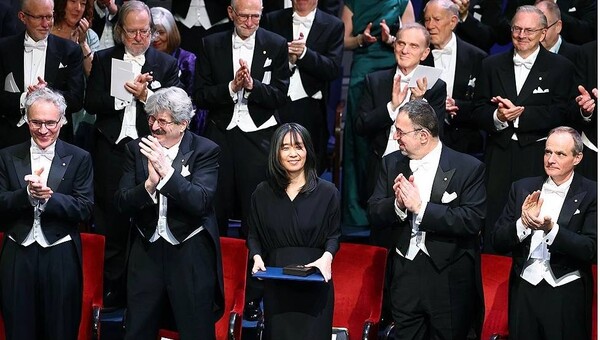 2024 노벨문학상 수상자인 한강 작가가 10일(현지시간) 스웨덴 스톡홀름 콘서트홀에서 열린 시상식에서 칼 구스타프 16세 스웨덴 국왕으로부터 노벨문학상 메달과 증서를 받은 뒤 환하게 웃고 있다. 2024.12.11 연합뉴스