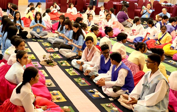 부산 해운대구 아르피나에서 케이아트(K-ART) 국제교류협회가 주최하는 '2023 국제 청소년 예술축제'에서 한국, 인도, 일본 등 각국 청소년들이 한복차림으로 다도를 체험하고 있다. 2023.8.5. 연합뉴스 