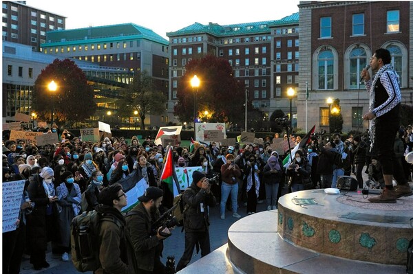 2023년 11월 11일, 친팔레스타인 학생단체 자격을 취소한 컬럼비아대학 당국 조치에 항의하는 집회를 열고 있는 컬럼비애대 학생들.    아사히신문 6월 6일