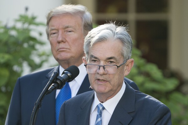 제롬 파월(오른쪽)이 미국 워싱턴  D.C. 백악관 로즈가든에서 도널드 J. 트럼프 대통령으로부터 연방준비제도이사회(Federal Reserve System) 의장 후보로 지명받은 뒤 발언하고 있다. 2017.11.2. EPA/연합뉴스