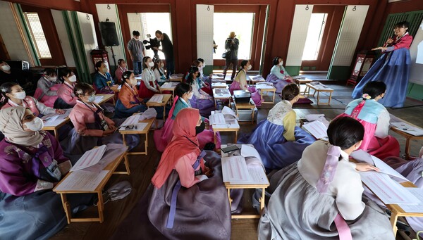 한글날을 이틀 앞둔 7일 오후 서울 경복궁 수정전(옛 집현전)에서 열린 '2022 세종학당 집현전 한국어 교실'에 참가한 세종학당 학생 등 주한 외국인들이 한국어를 배우고 있다. 2022.10.7 연합뉴스