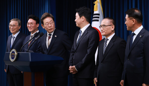이재명 대통령이 4일 서울 용산 대통령실 청사에서 열린 새 정부 첫 인사 발표를 하고 있다.왼쪽부터 이종석 국가정보원장 후보자, 김민석 국무총리 후보자, 이 대통령, 강훈식 대통령비서실장, 위성락 안보실장, 황인권 대통령경호처장. 2025.6.4. 연합뉴스