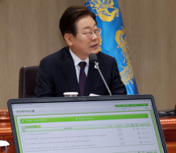 이재명 대통령이 10일 서울 용산 대통령실에서 국무회의를 주재하고 있다. 화면에 '3대 특검법안(내란특검법·김건희특검법·채상병특검법)' 등 국무회의 안건이 나오고 있다. 2025.6.10. 연합뉴스