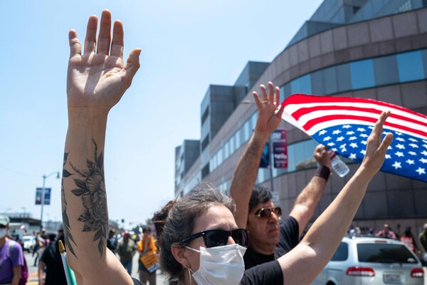 6월 8일: 캘리포니아주 로스앤젤레스에서 일련의 이민 단속 중 이틀간 경찰과 충돌한 후,  LA 시내 교도소 바깥에서 주 방위군, 경찰과 대치하고 있는 시위대. 2025.6.8 AFP 연합뉴스