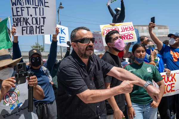 6월 8일: 캘리포니아주 로스앤젤레스에서 일련의 이민 단속 중 이틀간 경찰과 충돌한 후, 시위대가 주 방위군, 경찰과 로스앤젤레스 시내 교도소 밖에서 대치하고 있다. 2025.6.8. AFP 연합뉴스