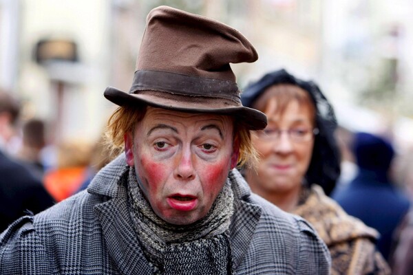15일 네덜란드 데벤테르에서 열린 제 17회 디킨스 축제에서 한 남자가 찰스 디킨스의 소설 속 인물로 분장을 하고 있다. 디킨스 축제에는 900명 이상의 인파들이 디킨스의 소설 속 인물인 스크루지, 올리버 트위스트, 고아나 술주정뱅이 등의 모습으로 참가했다.