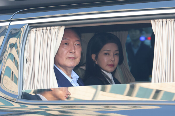 윤석열 전 대통령과 김건희 씨가 11일 서울 용산구 한남동 관저에서 나와 서초동 사저로 향하고 있다. 2025.4.11 [공동취재] 연합뉴스