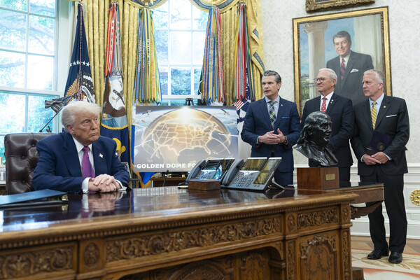도널드 트럼프 미국 대통령이 20일 백악관 집무실에서 피트 헤그세스 국방장관(왼쪽 두 번째) 등과 함께 '골든돔 미사일방패'의 설계 확정 및 필요 예산을 발표하고 있다. 배경에 40년 전 '스타워즈'를 시작했던 로널드 레이건 전 대통령의 사진이 걸려 있다. 2025.5.20. UPI 연합뉴스 