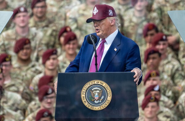 도널드 트럼프 미국 대통령DL 10일 노스캐롤라이나주 육군 기지인 포트 브래그에서 연설하고 있다. 2025. 06. 10 [EPA=연합뉴스]