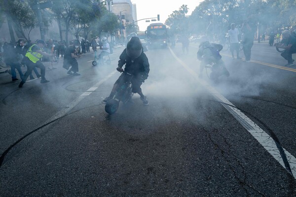 미국 캘리포니아주 로스앤젤레스에서 이민 당국의 강압적인 불법 이민자 단속에 반발하는 시위가 9일로 나흘째 이어지고 있다. 2025. 06. 09 [AFP=연합뉴스]