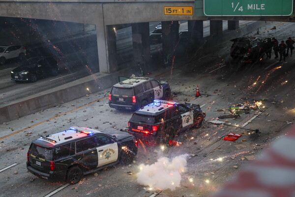 미국 캘리포니아주 로스앤젤레스에서 연방 당국의 강압적 불법 이민자 단속에 반발한 시위대가 돌을 던지고 폭죽을 터뜨리자 경찰관들이 지하도 아래로 몸을 숨기고 있다. 2025. 06. 08 [EPA=연합뉴스] 