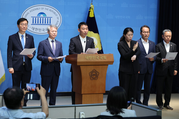 더불어민주당 장경태(왼쪽부터)·민형배·김용민·강준현·김문수 의원이 11일 서울 여의도 국회 소통관에서 검찰청법 폐지법안, 공소청 신설법안 등 검찰개혁을 위해 발의한 법안들에 대해 설명하고 있다. 2025.6.11. 연합뉴스