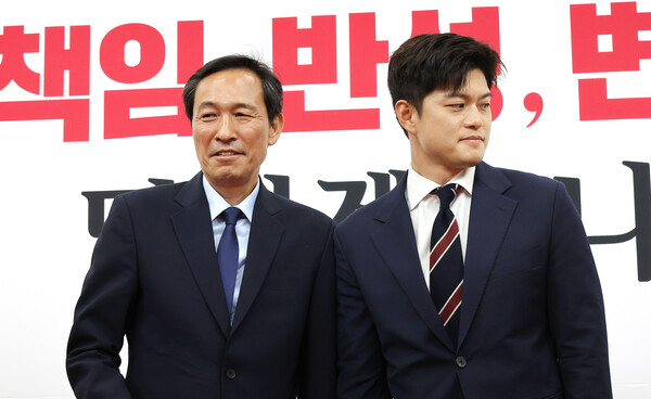 국민의힘 김용태 비상대책위원장(오른쪽)과 대통령실 우상호 정무수석이 10일 국회에서 만나 인사한 뒤 돌아서고 있다. 2025.6.10 연합뉴스​