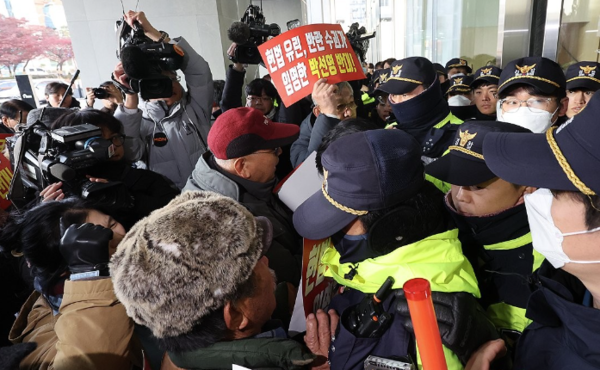 국가폭력피해범국민연대 관계자들이 10일 오전 서울 중구 진실·화해를위한과거사정리위원회(진실화해위) 앞에서 박선영 신임 진실화해위원장 취임 거부 기자회견을 마친 뒤 취임식장 진입을 시도하다 경찰에 의해 저지당하고 있다. 2024.12.10 연합뉴스​​​​