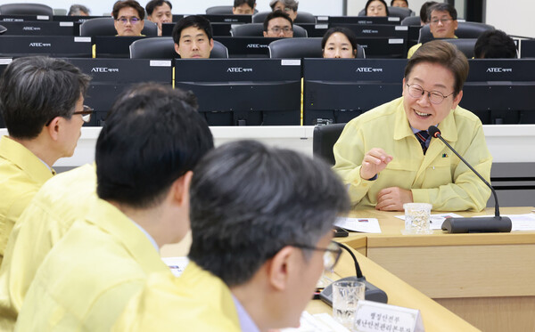 이재명 대통령이 12일 서울 서초구 한강홍수통제소에서 수해(장마) 대비 현장 점검 회의를 주재하고 있다. 2025.6.12 연합뉴스