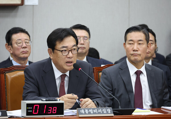 정진석 대통령비서실장(왼쪽)이 1일 서울 여의도 국회에서 열린 운영위원회의 대통령비서실과 국가안보실, 대통령 경호처 대상 국정감사에서 답변하고 있다. 2024.11.1. 연합뉴스