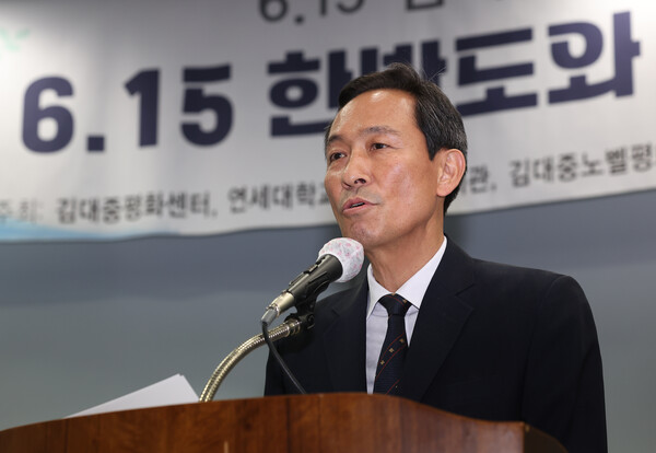 우상호 대통령실 정무수석이 12일 서울 마포구 연세대학교 김대중도서관에서 열린 6.15 남북정상회담 25주년 기념식에서 이재명 대통령 축사를 대독하고 있다. 2025.6.12 연합뉴스