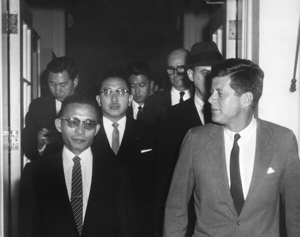  케네디의 영접을 받고 집무실이 있는 백악관 웨스트 윙으로 이동하는 박정희와 케네디. 케네디의 시선이 이례적으로 실내에서 선글라스를 착용한 박정희의 얼굴에 가 있는 듯하다. (JFK Library)