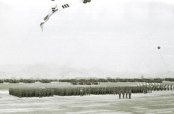 베트남 전쟁 참전이 결정되고 전장으로 떠나는 국군 병사들을 위한 환송식이 대대적인 국가 행사로 열렸다. 박정희 정부는 타국 베트남 전쟁에 참전함이 곧 한국을 지키기 길이란 논리를 폈다. (서울기록원)