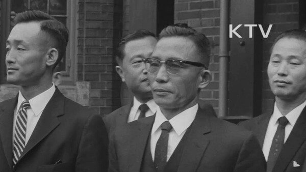 케네디를 만나기 위해 미국으로 출발하기 직전의 박정희 국가재건최고회의 의장. 그에 대한 케네디 정부의 경계를 인식하듯 굳은 표정이다. (대한뉴스 갈무리)