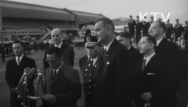 워싱턴에 도착한 박정희 의장을 영접하는 린든 비 존슨 부통령 4년 후 이 둘은 한국의 베트남 전쟁 참전의 역사를 만든다. (대한뉴스 갈무리)